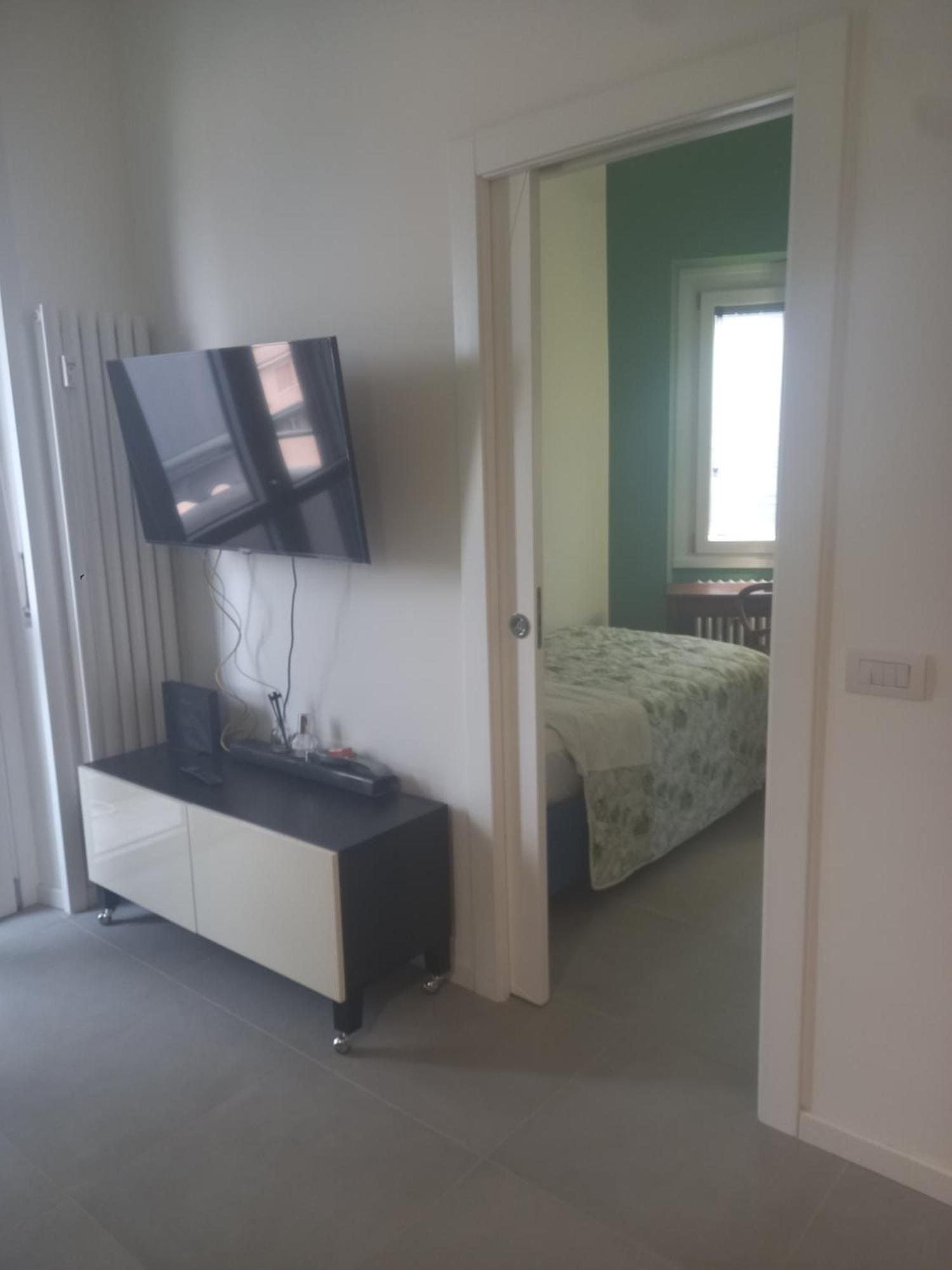 Centre Porta Romana With Free Parking Garage - Newly Cozy 2 Bedrooms With 2 Bathrooms Living Fully Equipped Kitchen And Washing Machine Smart Tv - Subway Metro 3 Stops To Duomo