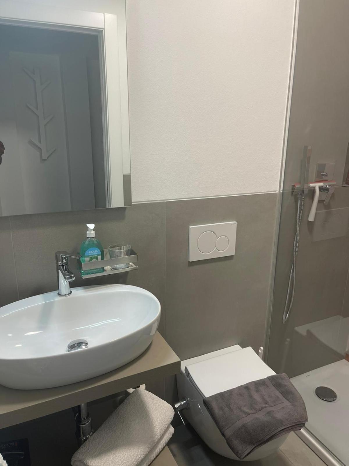 Centre Porta Romana With Free Parking Garage - Newly Cozy 2 Bedrooms With 2 Bathrooms Living Fully Equipped Kitchen And Washing Machine Smart Tv - Subway Metro 3 Stops To Duomo Appartamento Milano